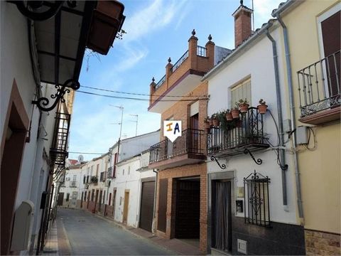 Esta casa adosada de 212 m2 construidos, 5 dormitorios y 3 baños, se encuentra en el centro de la localidad de Cuevas Bajas en la provincia de Málaga, muy cerca de las orillas del río Genil en Andalucía, España. La propiedad se distribuye en 3 planta...