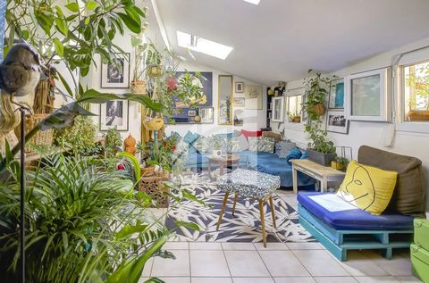 Located a stone's throw from the Cours Saleya, beautiful top floor apartment of 37m² carrez (41m² total area) of a small condominium consisting of an entrance with stairs, a very bright living room with velux, a separate kitchen, a bathroom with toil...