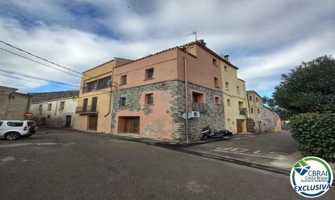 Belle maison ancienne entiÃ¨rement rÃ©novÃ©e situÃ©e dans la localitÃ© de Gariguella, situÃ©e dans la zone basse de Garriguella, entourÃ©e de vignobles et de caves Ã  vin, trÃ¨s calme tout au long de l'annÃ©e, voisins autochtones de la zone. Finca di...