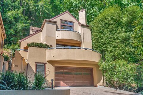 An exquisite residence nestled in the heart of Mill Valley's coveted mid-town corridor, where tranquility meets convenience, this stunning home, sits in an enclave of 4 homes. Step into this meticulously maintained home with hardwood floors and plush...
