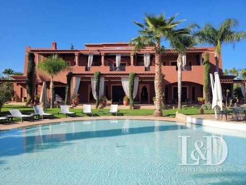 On the road to Ouarzazate, a few minutes from Marrakech, in a small secure estate of a few villas, this beautiful residence built on a plot of more than one hectare will charm you with its Moorish style, its volumes and its outdoor spaces. Built on a...