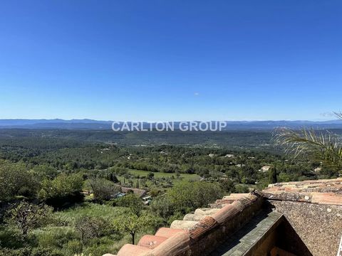 Tourtour is uitgeroepen tot een van de mooiste dorpen van Frankrijk en ligt in de VAR, in de Provence. Deze ruime dorpswoning met een fantastisch uitzicht ligt op een steenworp afstand van het marktplein met zijn restaurants, winkels en kunstgalerije...