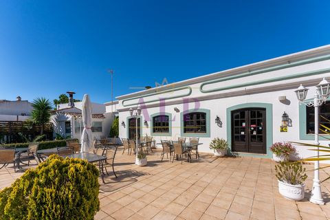 Established Premises of Character, Restaurant for Sale in Espiche - Lagos REF: 197ESP Located prominently in the busy and popular village of Espiche, this attractive restaurant for sale has been established as a restaurant for more than 25 years. Plo...