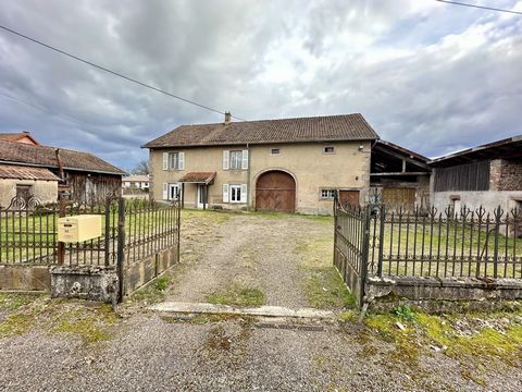 Roye (70), kleines Dorf mit Geschäften vor den Toren von LURE, schneller Zugang zu den Hauptstraßen. Solène freut sich, Ihnen exklusiv dieses hübsche Bauernhaus zu präsentieren, das bereit zur Renovierung ist, auf seinem Grundstück von 1339 m2, es um...