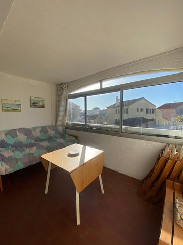 Studio cabin ideally located just 500 meters from the beach, in a very quiet residence. This charming studio offers a peaceful living environment in immediate proximity to the sea. With a separate cabin, it's perfect for hosting relaxing moments with...