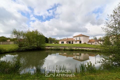 In Sermaize-les-Bains, einer Stadt mit 2000 Einwohnern im Südosten der Marne und an der Grenze zur Maas, die von der Straße zwischen Vitry-le-François und Bar-le-Duc durchquert wird, befindet sich diese hübsche moderne Villa von 226 m2 mit 5 Schlafzi...