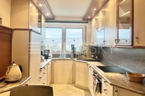 Beautiful 2-room apartment, with elevator, kitchenette and balcony! Emphyteusis! The hallway offers practical storage space, while the cosy bedroom is on the left. The spacious living area with wooden parquet flooring invites you to relax moments, wi...