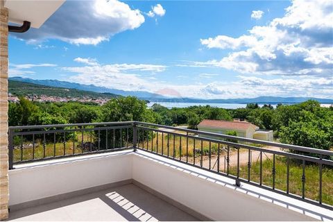 Location: Zadarska županija, Posedarje, Posedarje. Apartment for sale in the tourist village of Posedarje, located right next to the beautiful sandy beach of Sv. The ghost. The apartment of 98 m² is located on the first floor of a well-built resident...