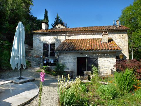 Cette très belle maison en pierres a vraiment tout pour plaire ! Une rénovation de qualité, le charme de la pierre, de beaux volumes, une vue dégagée sur la vallée de la Bonnette, et le voisinage d'un chateau des Templiers du XIIIe siècle... On accèd...