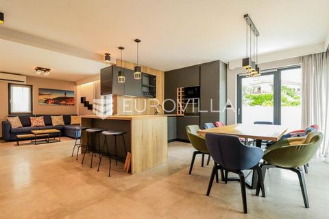Novigrad, Nova Vas, beautiful semi-detached house with a swimming pool just few minutes' drive from the city of Novigrad. The total net area of the house is 143 m2. The house extends over two floors. On the ground floor there is a spacious living roo...