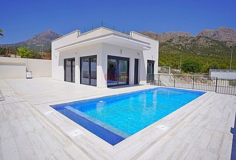 3 sovrums villor nära Polop och Benidorm. Nybyggda villor på en våning med utsikt över bergen i Polop, nära Benidorm och Altea. De har tomter på 400 m2 med privat pool, solarium, parkering på den privata tomten, trädgård färdig med grus och prydnadsv...