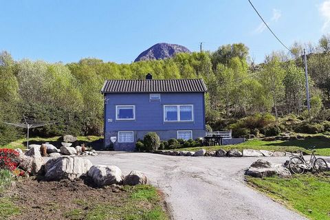 Ferienhaus mit Panoramablick auf den Haugsfjord und wunderschönen Sonnenuntergängen. Der Ort für einen erholsamen Familien- oder Angelurlaub. Die Endreinigung ist hier bereits im Mietpreis enthalten. Das Ferienhaus liegt abgeschirmt und von den Nachb...