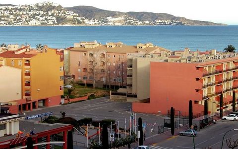 Questo vibrante appartamento può ospitare 6 ospiti comodamente vicino alla spiaggia. Situato a Empuriabrava, vanta 2 camere da letto e una piscina in comune dove potrete divertirsi e rilassarsi con il massimo. L'appartamento è a 200 m dal mare e offr...