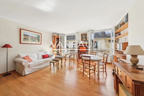 GEORGE V/WASHINGTON. Groupe VANEAU is proud to offer you this charming apartment, on the fourth floor via stairs, in a small, ideally located condominium. Comprising a large living room (34 m²), a fully-equipped kitchen opening onto the main room...