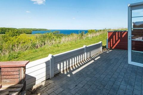 Cottage moderne, lumineux et bien aménagé avec mobilier moderne et bain à remous. La maison dispose de toutes les installations modernes et est située dans une zone pittoresque sur la côte est du sud du Jutland avec des vues panoramiques uniques depu...