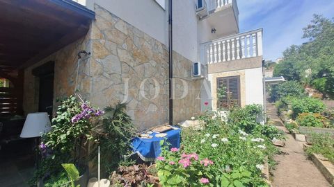 Location: Primorsko-goranska županija, Krk, Krk. For sale are two residential units in a family house in the town of Krk, an apartment with one bedroom and a studio apartment. The apartment of 54 m2 consists of one bedroom, kitchen with dining room, ...