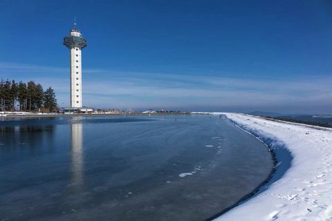 Zachęcamy do spędzenia urlopu bezpośrednio w Willingen, centralnie położonym i z dobrą bazą handlową. Mieszkanie znajduje się w samym centrum miejscowości. Z budynku na pięknym wzgórzu roztacza się wspaniały widok na Willingen i dolinę Itter. Region ...