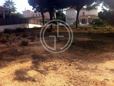 Plot of 765sqm in the prestigious 'Varandas do Lago' residential estate which is located between Quinta do Lago and Vale do Lobo. The construction area of the villa is 267m2 The purchase price includes the construction of the villa with top-quality f...