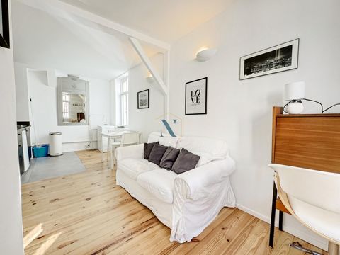 'Un appartement, c'est une île dans la ville, un endroit où l'on peut être soi-même, loin du tumulte extérieur.' Napoleon Habitat vous propose ce studio vendu loué, dans un immeuble de trois logements. Un espace de vie lumineux et fonctionnel, idéale...