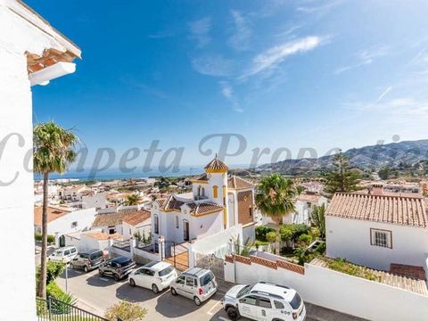 Nice Townhouse house with communal pool for a perfect holiday! House composed of two floors, with capacity for seven guests. On the ground floor we find large living room with air conditioning and window that provides a lot of light. Fully equipped k...