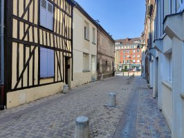 IN THE HYPER CENTER OF BEAUVAIS, VERY BEAUTIFUL OLD HOUSE OF CHARACTER RENOVATED WITH A SURFACE OF APPROXIMATELY 140 m2, INCLUDING A DOUBLE LIVING ROOM OF 40 m2, A VERY FRIENDLY AMERICAN EQUIPPED KITCHEN OVERLOOKING A BEAUTIFUL TERRACE, THREE BEDROOM...