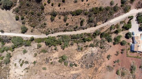 Verpassen Sie nicht die Gelegenheit, ein wunderschönes rustikales Grundstück in Montes e Lagares, in Santa Catarina da Fonte do Bispo, Tavira, zu erwerben. Mit einer Gesamtfläche von 4420 m2. LANDWIRTSCHAFTLICHE FLÄCHEN DÜRFEN NICHT BEBAUT WERDEN. Gr...