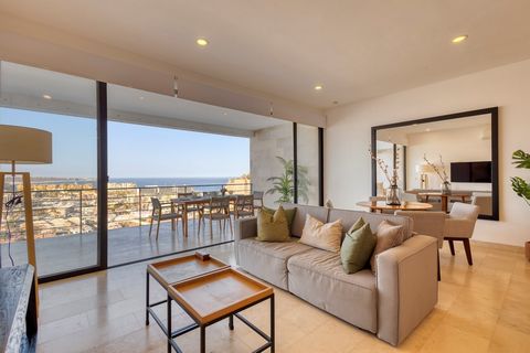 Disfruta cada mañana con cautivadoras vistas al océano y la marina en este moderno condominio de 2 habitaciones y 2 baños, completamente amueblado. El condominio cuenta con un diseño elegante y minimalista y una terraza privada, perfecta para la vida...