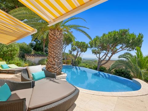 Luxury chalet with spectacular sea views in Platja d'Aro, Costa Brava. This exclusive property features 2 floors, offering a total of 4 bedrooms and 4 full bathrooms. It boasts several terraces and a solarium area surrounding the stunning infinity po...