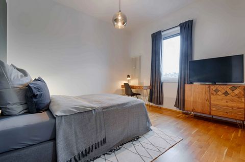 Live in one of the most popular districts of Frankfurt, Bockenheim. There are numerous shops, bars and restaurants and the easy access to public transportation shortens the way to the inner city enormously. Our modern Co-Living apartment in a stylish...