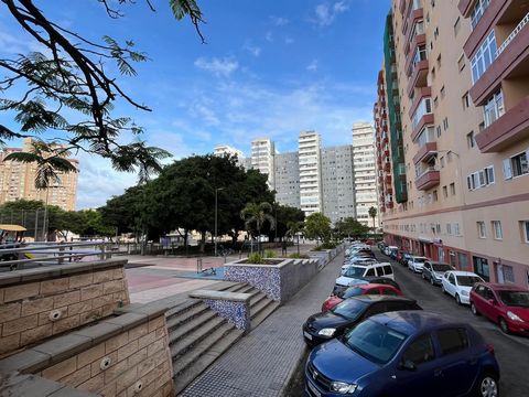 Commercial premises strategically located 5 minutes from Las Canteras Beach and Mesa y López shopping area. It has a ground floor area of 250 square meters and has a mezzanine in almost its entire surface (high ceilings of 5 meters) SUITABLE FOR THE ...