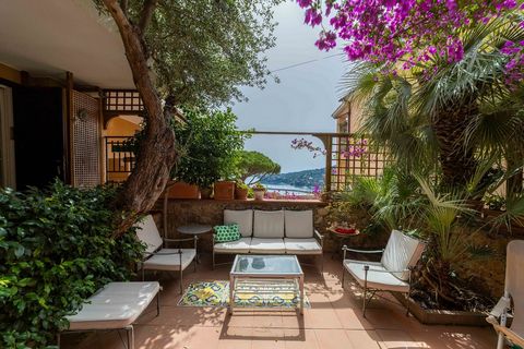 Porto Santo Stefano, Via del Ramerino. We propose the sale of an apartment overlooking the sea located in one of the most prestigious residential areas of the country. The property, in excellent maintenance conditions, has bright rooms and high quali...