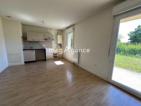 Located in Poitiers, this apartment benefits from a privileged location in a dynamic district close to essential amenities (schools, shops, public transport, train station, airport, etc.), ideal for those seeking a balance between city life and quali...