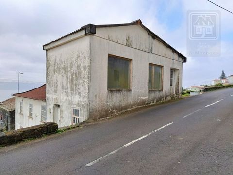 Vrijstaand huis met 3 verdiepingen en typologie T3, met bijgebouw en patio, gelegen in het gebied van Biscoitos, parochie en gemeente Calheta, eiland São Jorge, Azoren. De woning heeft restauratiewerkzaamheden nodig en bestaat uit: Verdieping 0: best...