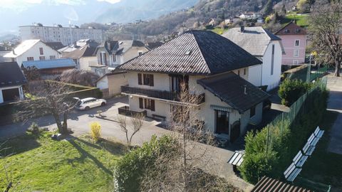 Dans le secteur très prisé de St Sigismond, cette grande maison permet d’accéder à pied aux commerces de proximité dans un quartier calme, agréable et bénéficiant d’un magnifique ensoleillement. Le bien est composé de deux appartements indépendants. ...