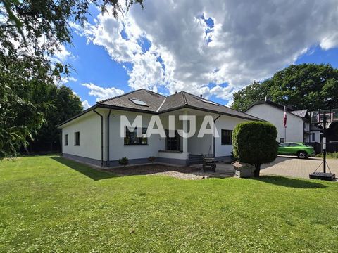 Une maison privée lumineuse, spacieuse et à haut plafond attend son nouveau propriétaire. La maison a une disposition ouverte pour le salon, relié à la véranda. L’étage supérieur et le premier étage ont des chambres séparées. Il y a à la fois une bai...