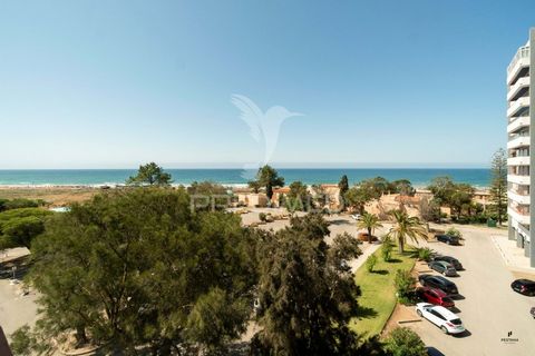 Appartement T0 inséré au 4ème étage de l’immeuble Alvor Atlântico avec vue mer, situé à 2 minutes à pied de la plage d’Alvor. Le studio confortable se compose d’un coin nuit avec armoire intégrée, d’un coin salon, d’une kitchenette entièrement équipé...