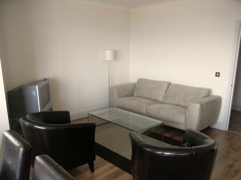 Lovely three bedroom, two bathroom (master ensuite) apartment to let located in the much sought after south district. The apartment offers an open plan fully fitted kitchen, very spacious living room, and fitted wardrobes in the master bedroom. Optio...