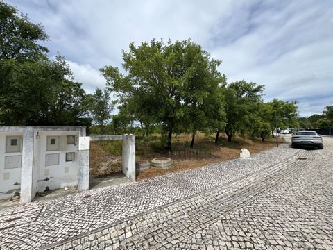 Plot of land for construction Herdade Quinta Peru 1699 m2. Construction area / Implantation of 314 m2, with the possibility of building a basement in the maximum implantation area. Property with architectural project included and in progress in the m...
