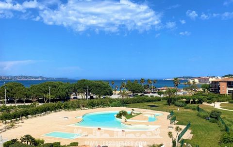 Découvrez un cadre de vie idyllique avec ce magnifique T3 en duplex, situé au dernier étage avec ascenseur, offrant une vue mer panoramique et dégagée. Niché au cœur des Marines de Gassin, cet appartement pieds dans l'eau est une véritable perle rare...