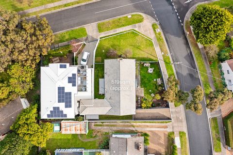 Discover the perfect and unique blend of convenience and coastal living with this charming residence, ideally located in the heart of Mornington. While comfortable for living in now, the property’s blue-chip location lends itself to a dream-home tran...