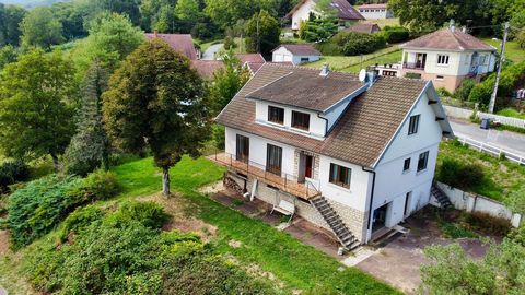 Pays-de-Clerval (25), ruhige Lage Clément freut sich, dieses Haus aus den 70er Jahren, bewohnbar, auf seinem Grundstück von 1600 m2 exklusiv zu präsentieren, es umfasst: Im Erdgeschoss: Eingang zum Keller, ein Zimmer (ca. 15 m2), Flur (ca. 4 m2), Hei...