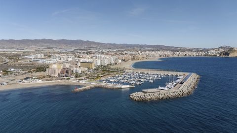 Vivir frente al mar con total privacidad y unas vistas que nunca perderás es un privilegio único. Este espectacular ático en primera línea , con una terraza envolvente de 150 m² , ofrece una experiencia residencial inigualable. Ubicado en una zona tr...