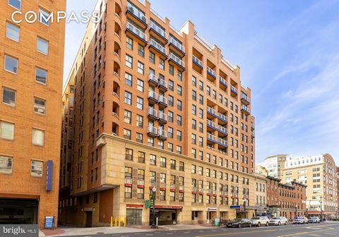 Entdecken Sie das gehobene Stadtleben in dieser Wohnung mit 2 Schlafzimmern und 2,5 Bädern im begehrten Clara Barton-Gebäude im Herzen des Penn Quarter. Diese Residenz erstreckt sich über zwei Ebenen und verfügt über ein weitläufiges, offenes Konzept...