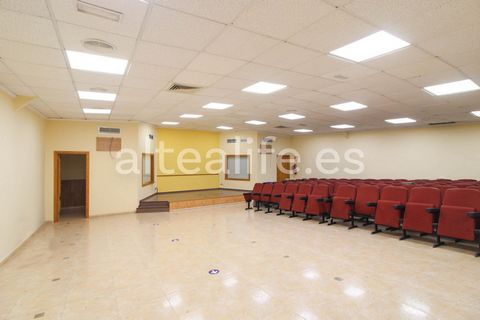Local Comercial de 218 m² en venta, ubicado en plena zona centro de Altea, con fácil acceso a pie a todos los servicios, comercios y zonas de paso. Una propiedad versátil, reformada y en muy buen estado, ideal para una amplia variedad de actividades ...