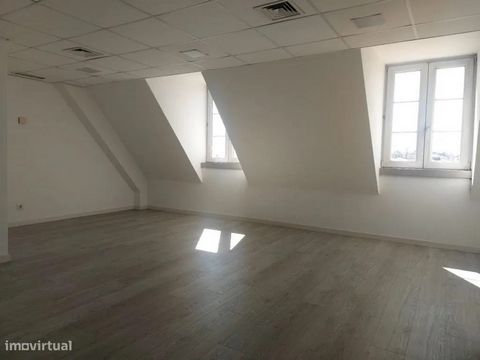 Escritório localizado no Chiado, em Lisboa, com 44 m². Localiza-se na Rua da Misericórdia (junto ao Largo de Camões), no Edifício Espaço Chiado, em zona bem servida por variadíssimo comércio (restaurantes, cafés, bares, teatro, etc.), dispõe de vista...