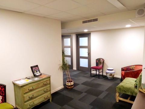 In a building located on a busy road, in the Hippodrome sector in Aix-les-Bains. Space including 4 independent offices currently rented, a kitchen area and shared hall. A secure parking space. Elevator with PRM access. Information on the risks to whi...