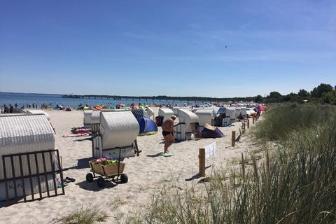 Die FW liegt Richtung See und ist ausgesprochen ruhig. Jedes Jahr wird geprüft, ob Renovierungen erforderlich sind. Im Wohnzimmer Ledermöbel, Schränke aus Echtholz, echte Wollteppiche. Im Schlafzimmer Möbel aus massiven Holz, keine Ikea-Möbel. Das Ba...