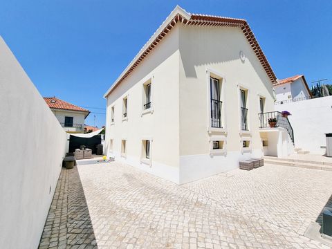 Moradia T4 espaçosa, isolada e moderna, distribuída por 3 pisos com 4 casas de banho, a apenas 2 minutos a pé (220m) da praia de Santo Amaro (e bonito passeio maritimo de 6km), 1 minuto a pé da sua estação ferroviária (130m), com segurança privada es...