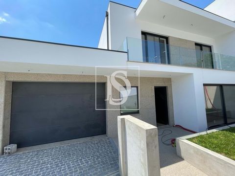 Esta encantadora moradia geminada T3, com uma área generosa de 227m², está localizada em Lemenhe, V.N. de Famalicão, uma área conhecida pela sua tranquilidade e ambiente familiar. Destacam-se as seguintes características: No rés do chão poderá encont...