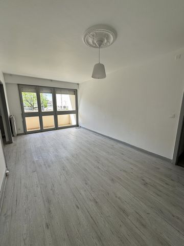 À Montluçon, dans une copropriété bien entretenue avec ascenseur et gardien, venez découvrir cet appartement idéal pour un investissement locatif. Situé au 2e étage sur 5, ce bien d’une surface habitable de 77,95 m2offre une configuration fonctionnel...
